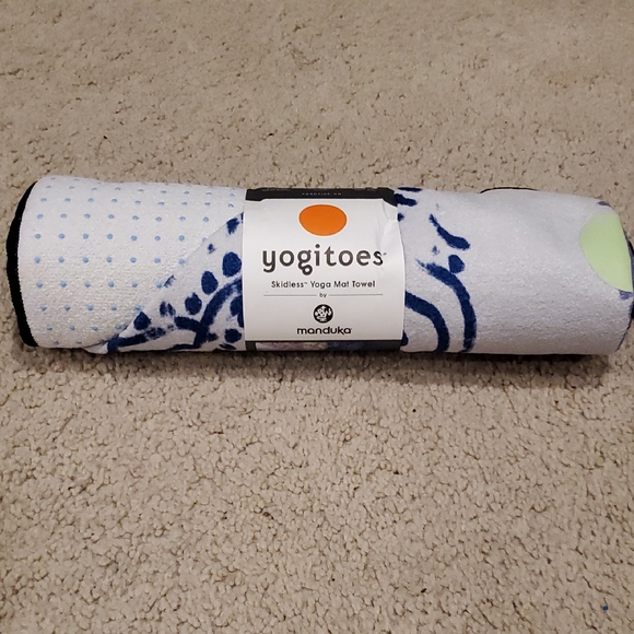 manduka Accessories - manduka yogitoes Skidless Yoga Mat Towel in White and Navy